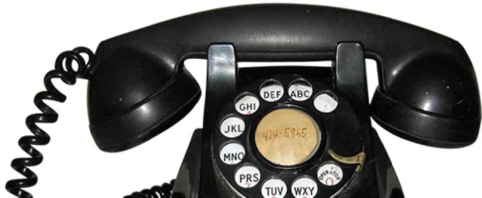 En gammal telefon tillverkad av bakelit