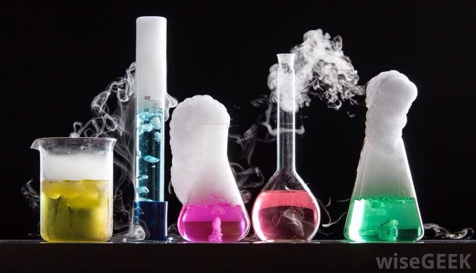 Den kemiska industrin använder sig av olika processer, som kemiska reaktioner